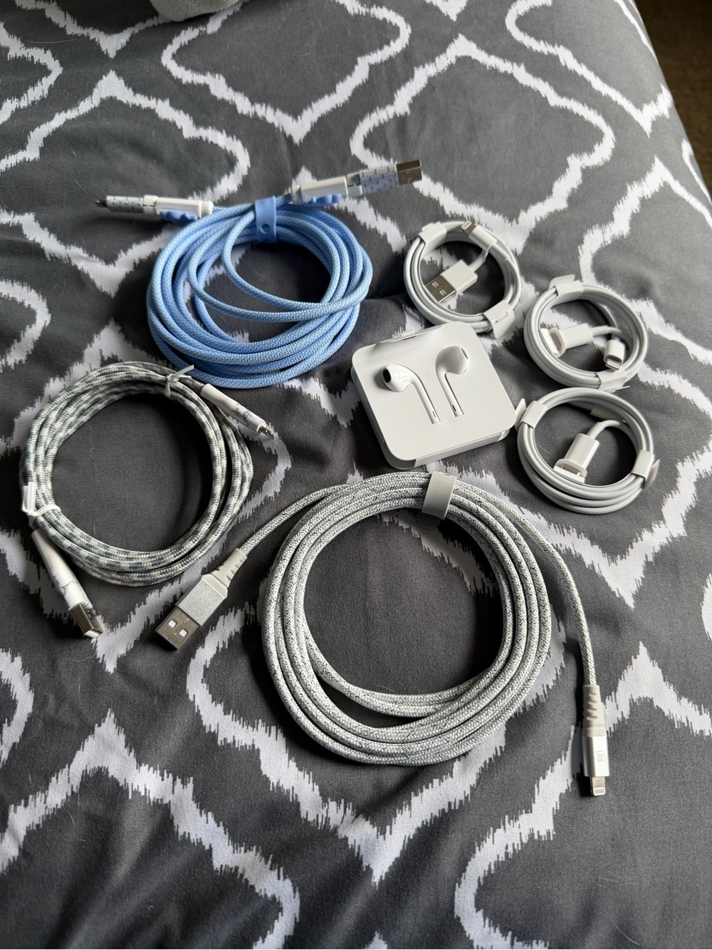 Apple Lightning Cables & EarPods with wire in White and Light Blue